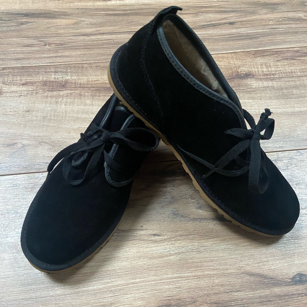 Ugg Mens Maxsim Chukka Boots Black Size 7 Lightly worn, good used condition.